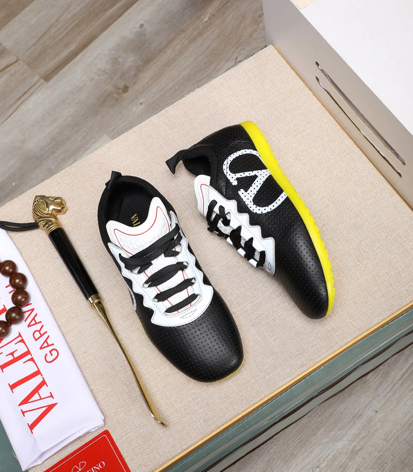 Men's Men's Shoes 💰620 VALENTINO 🌹🌹🌹2025 Valentino's latest spring sneakers! The counter 🔥 recommends RUNBOOT, which is lightweight and comfortable. It has a multi-functional design that integrates blue sneakers, running shoes, and fashionable sneakers to create a cool on-foot effect. ♥️♥️Fashionable sneakers that are sought after by many popular celebrities and fashion influencers♥️♥️. 👉All-round original 1:1 high-end production 👉Fabrics: Two options: delicate, soft and comfortable eyelet lambskin and high-end technical fabrics 👍Super soft suede special lining inside 👍Outsole wear-resistant TPU material 👍Full set of original counter packaging